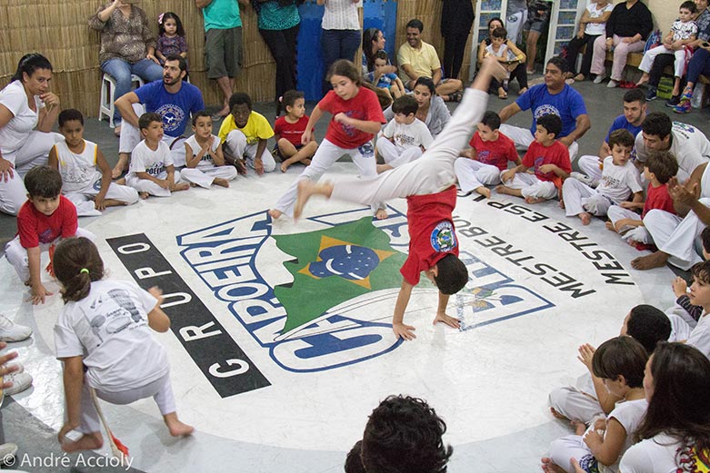 Turma mirim jogando capoeira